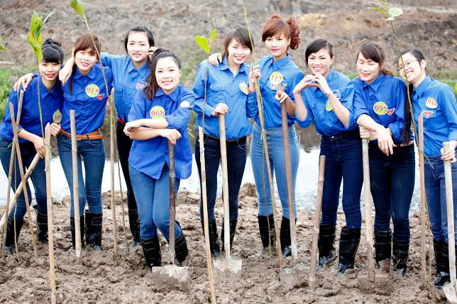 Người đẹp Kinh Bắc trồng cây bảo vệ môi trường 