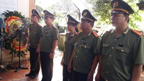 Lãnh đạo Công an địa phương đến chia buồn cùng gia đình. Ảnh: BNTC