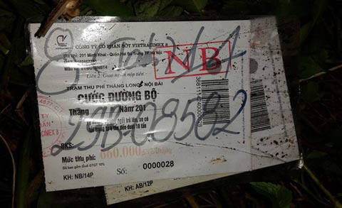 Phiếu thu phí đường bộ tại hiện trường của chiếc xe gặp nạn. Ảnh: TTVH