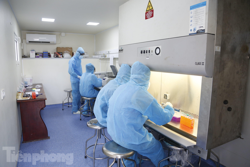 Y bác sĩ Học viện Quân y phân tích mẫu xét nghiệm COVID-19 tại Trung tâm xét ngiệm dã chiến ở Bắc Giang, ngày 17/5