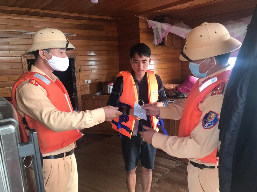 Phát áo phao và khẩu trang cho các thuyền viên tại cửa biển Ba Lăng, giáp ranh Hải Phòng và Quảng Ninh