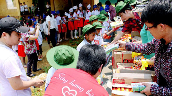 Nhóm Sống hướng thiện trong chương trình tặng quà tại Ngổ Luông. Ảnh: NVCC