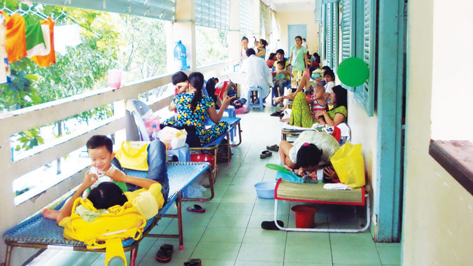 Nhiều trẻ mắc tay chân miệng được điều trị tại BV Nhi đồng 2. ảnh: L.N