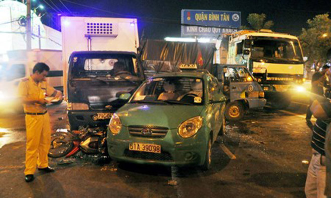 Một vụ tai nạn liên hoàn giữa 6 phương tiện xảy ra tại TPHCM đêm 3/5. Ảnh: Trung Kiên. Ảnh: Dân Trí.