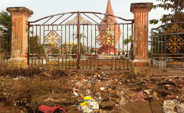 Cổng chính vào khu tượng đài