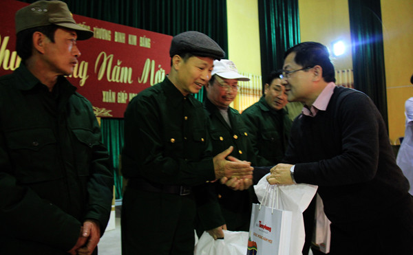 Tổng biên tập báo Tiền Phong Lê Xuân Sơn tặng quà cho các thương, bệnh binh tại Trung tâm Điều dưỡng Thương binh Kim Bảng (Hà Nam). ẢNH: Trường Phong