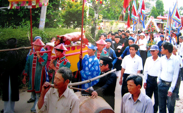 Cây đa được trồng lại trên nền móng của cây đa cũ giữa làng. ảnh: Cát Hiền