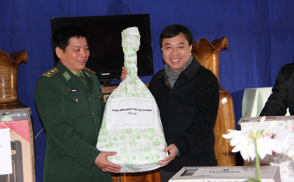 Bí thư T.Ư Đoàn Nguyễn Mạnh Dũng tặng quà cho Đồn biên phòng Leng Su Sìn. Ảnh: T.Giang