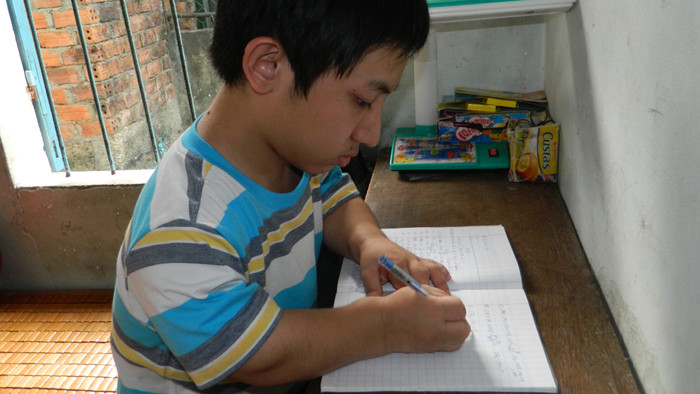 Phước luôn rất lạc quan và không ngừng vươn lên trong học tập. Ảnh: Hà Nam