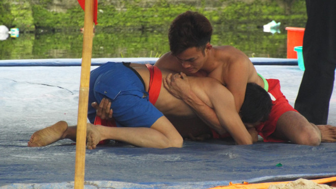 Các đô vật thi đấu quyết liệt