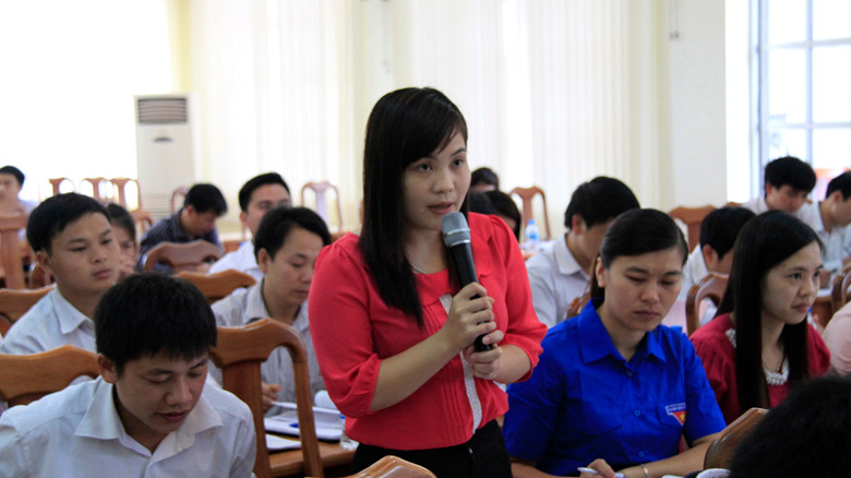 Một phó chủ tịch xã tại Cao Bằng chia sẻ kinh nghiệm tại diễn đàn. Ảnh: Trường Phong 