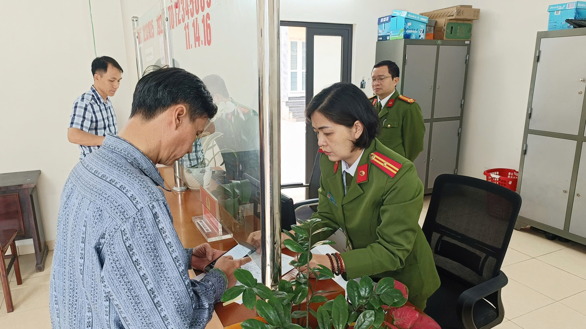 Thiếu tá Trà hướng dẫn công dân làm thủ tục hành chính. Ảnh: Thanh Hà Thiếu tá Trà hướng dẫn công dân làm thủ tục hành chính. Ảnh: Thanh Hà