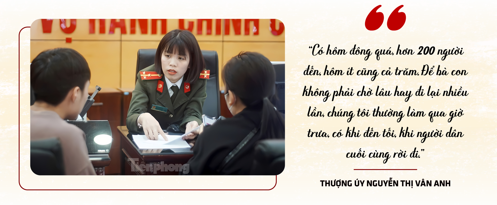 Thượng úy Vân Anh hướng dẫn người dân làm thủ tục xác nhận lý lịch tư pháp.