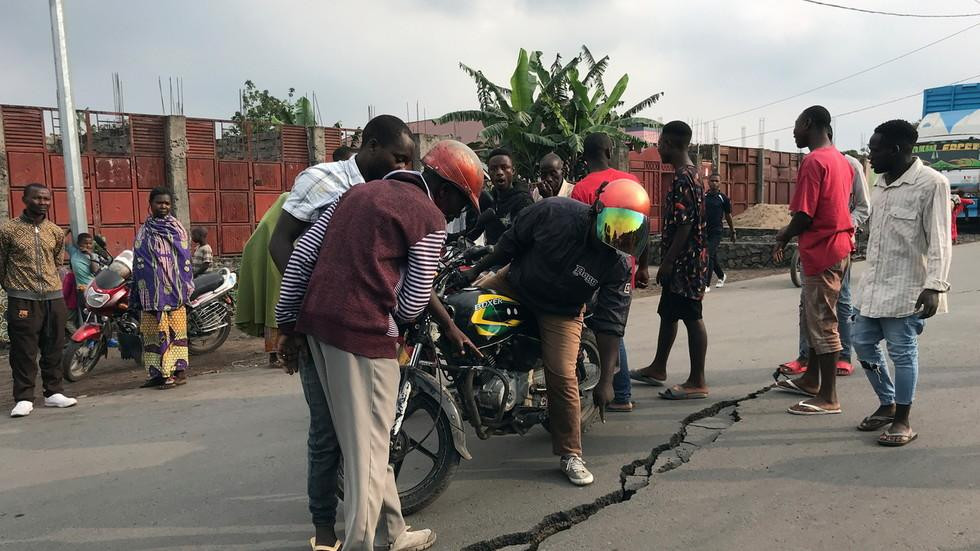 Mười khu dân cư trong khu vực &quot;vùng đỏ&quot; của thành phố Goma hiện đang phải sơ tán khi những vết nứt lớn xuất hiện trên các tòa nhà và mặt đất, một số vết nứt lớn kéo dài toàn bộ chiều rộng của con đường.