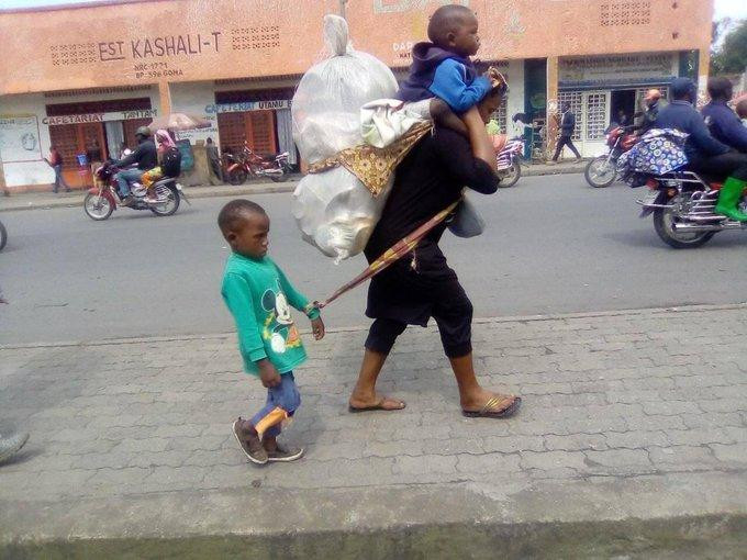 Nhiều người buộc phải đi bộ chạy trốn.