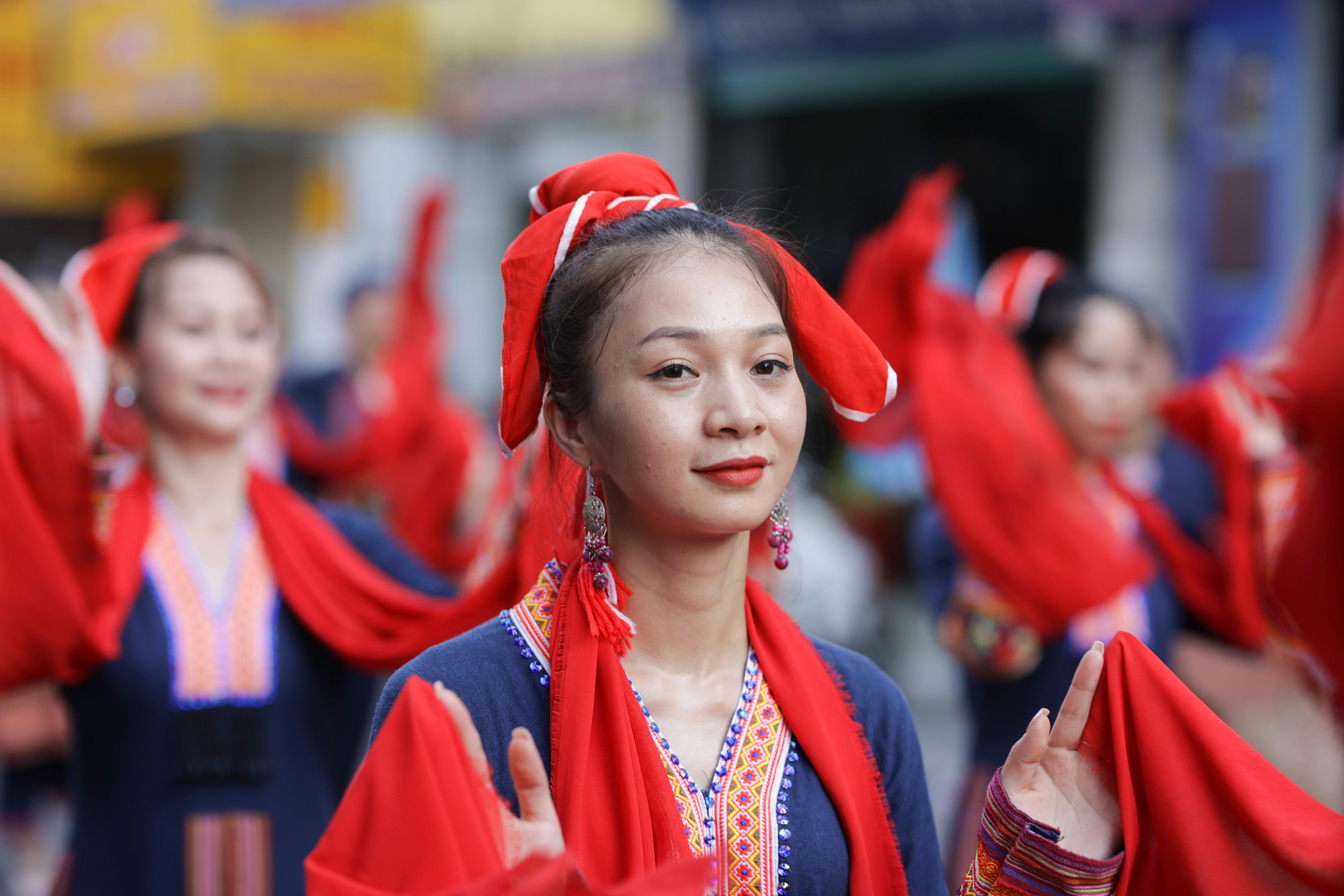 Các đoàn nghệ thuật dân gian đã kể câu chuyện văn hóa làng xã, nơi đó có những phong tục, lễ hội đặc sắc vốn riêng có của xứ sở mình.
