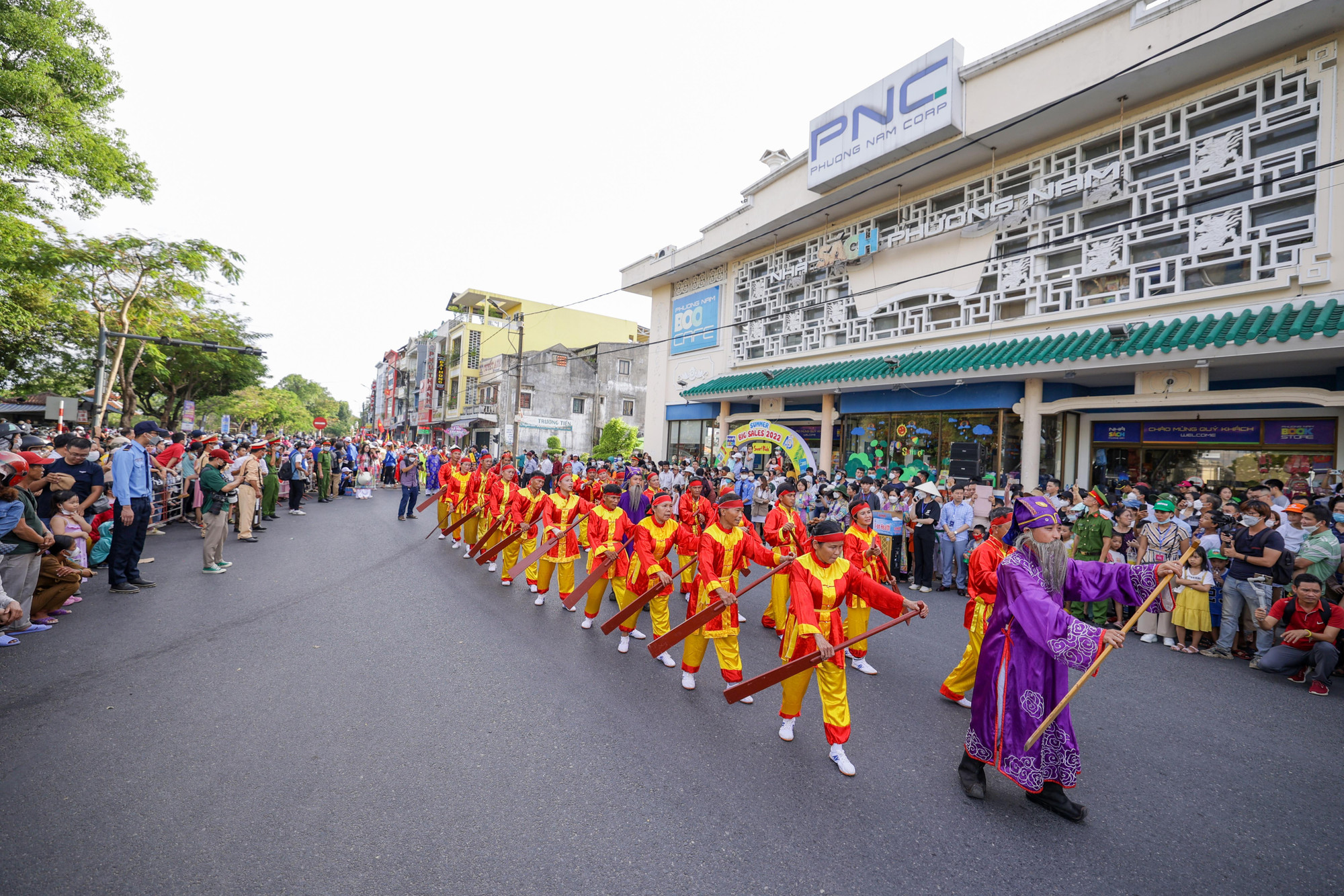 Trước đây, những ai muốn khám phá, tìm hiểu lễ hội bà Tơ và nghệ thuật hát Bả trạo phải chờ đến kỳ khai lễ tại vùng sông nước xã Quảng Phú, huyện Quảng Điền, tỉnh TT-Huế. Tại tuần lễ cao điểm Festival Huế 2022, lễ bà Tơ đã được quảng diễn trên phố với những hoạt cảnh mô tả sinh hoạt sông nước làm nức lòng nhiều người xem.