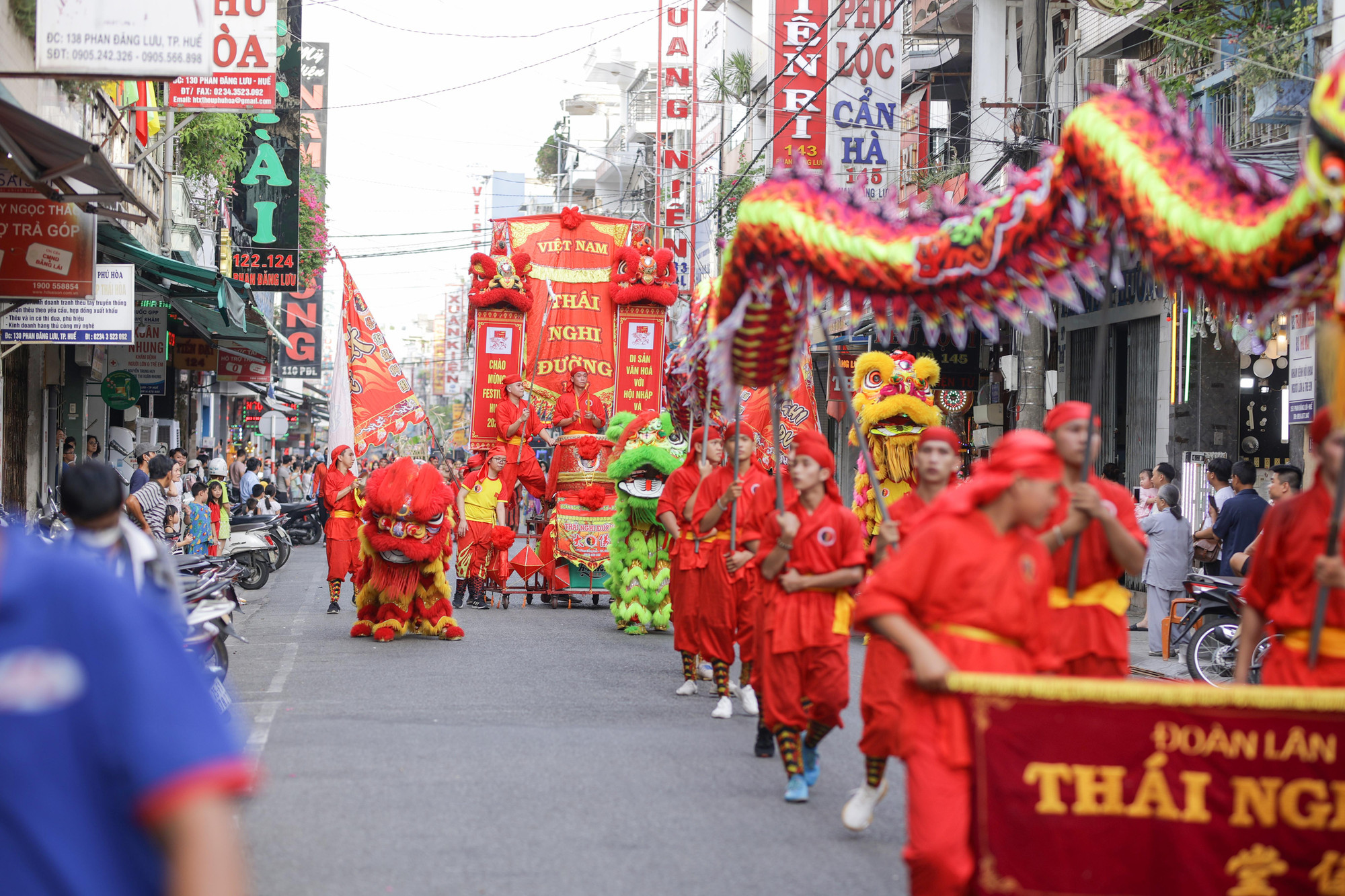 Tại lễ hội đường phố “Sắc màu văn hóa” Festival Huế 2022 còn có sự góp mặt của nghệ thuật múa lân sư rồng Huế.