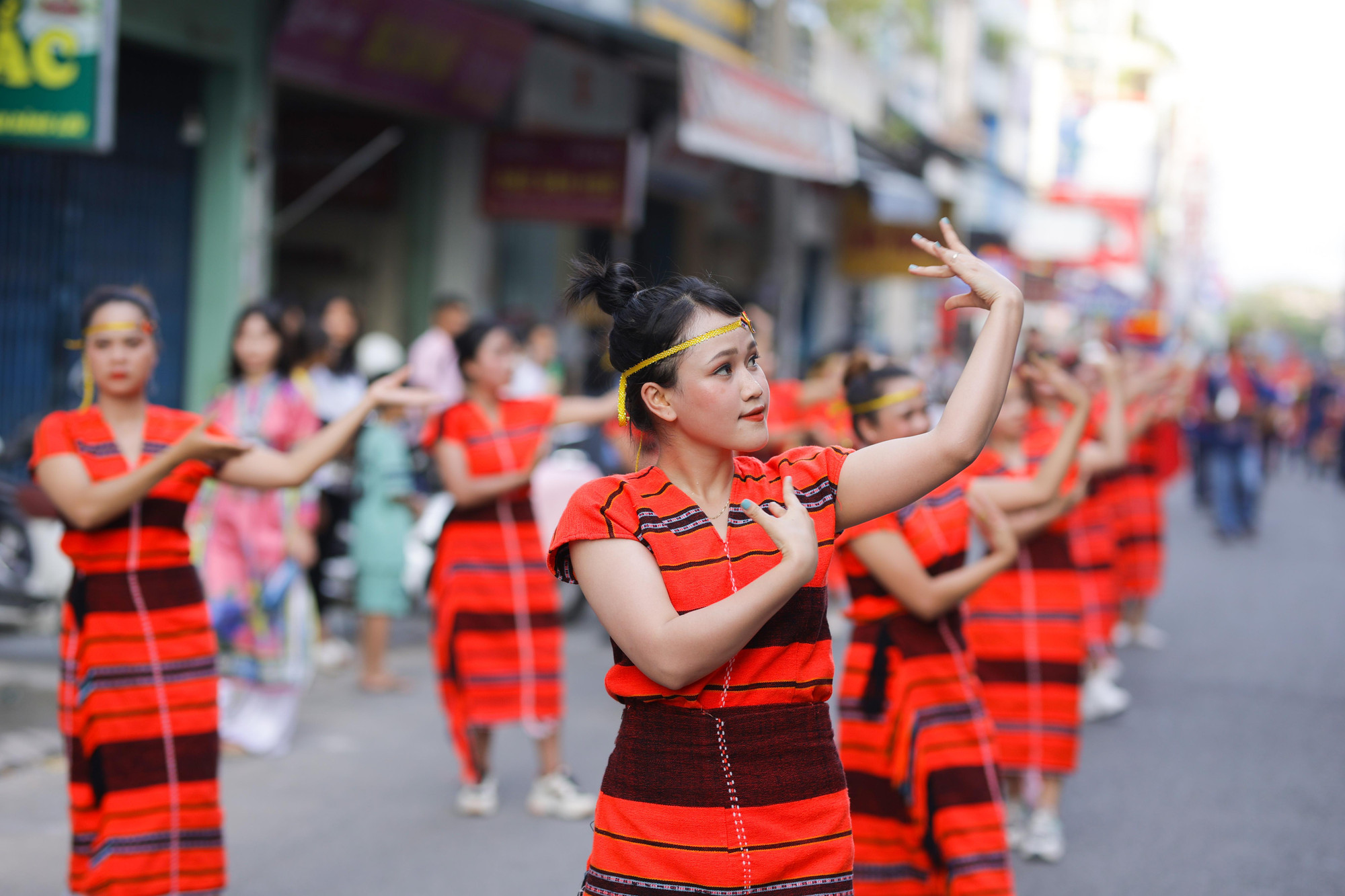 Quảng diễn của nghệ nhân lễ hội Azakooh huyện miền núi A Lưới (tỉnh TT-Huế). Lễ hội Azakooh là Di sản văn hóa phi vật thể quốc gia, thường diễn ra 5 năm một lần vào dịp tháng 11-12 dương lịch.