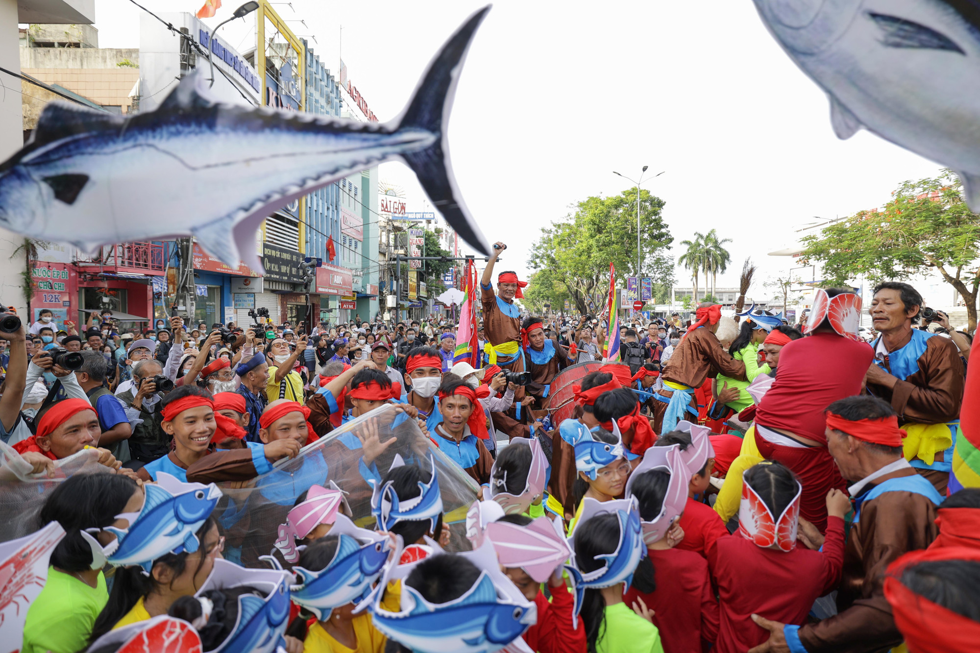 Tại tuần lễ cao điểm Festival Huế mùa Hạ (từ ngày 25 đến 30/6, thuộc Festival Huế 4 mùa 2022), lần đầu tiên nhiều lễ hội dân gian xứ Huế thay vì xuất hiện trên sân khấu, hay tại nơi hình thành, đã trở thành hoạt động quảng diễn lễ hội đường phố mang chủ đề “Sắc màu văn hóa”, thu hút nhiều du khách, người dân đến chiêm ngưỡng.