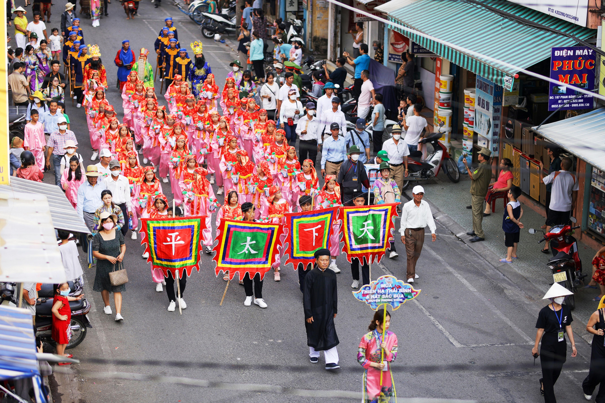 Múa “Thiên hạ thái bình” và hát sắc bùa đến từ huyện Phong Điền, tỉnh TT-Huế