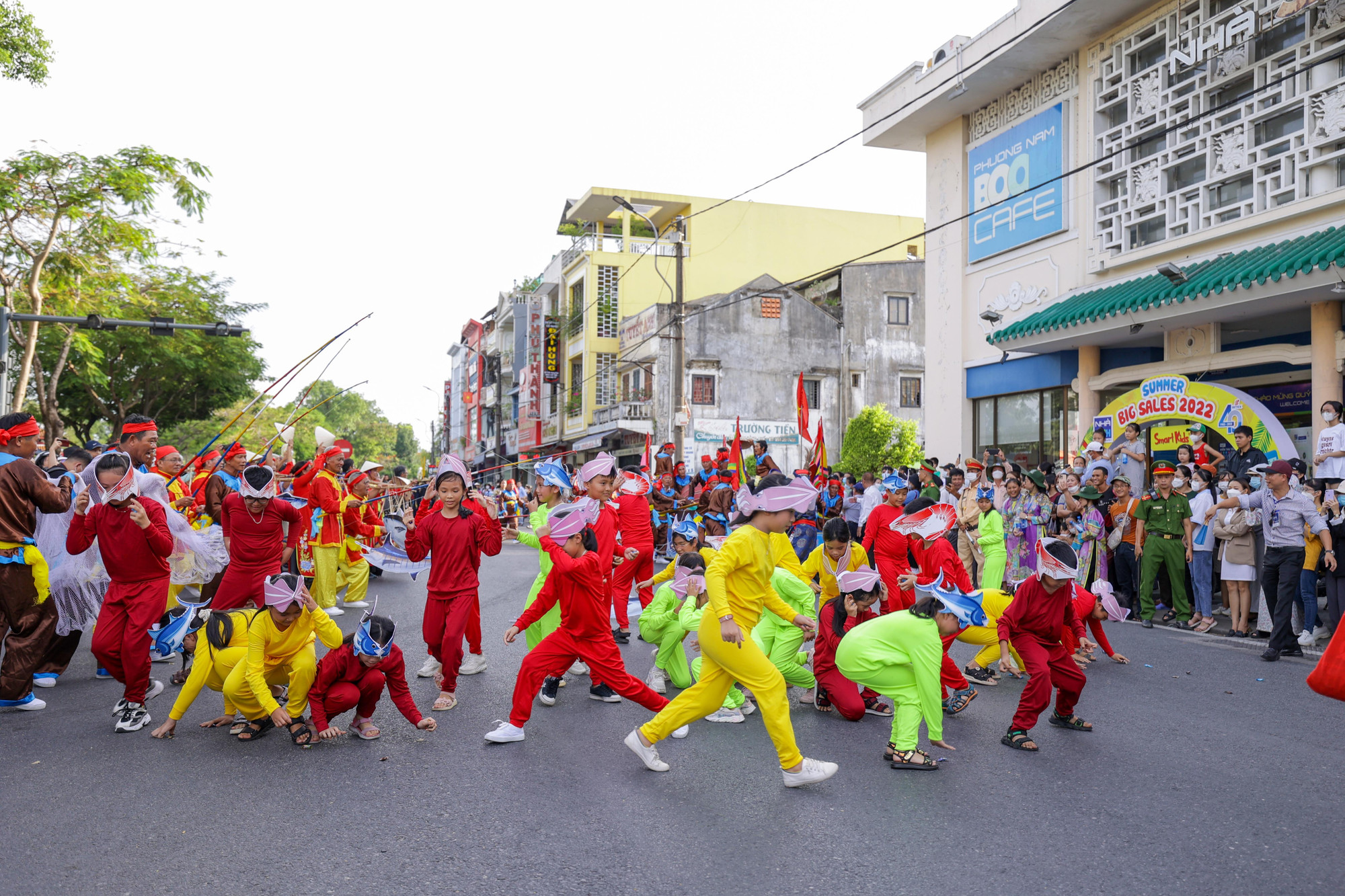 Trong các kỳ Festival Huế, lễ hội đường phố là hoạt động không thể thiếu, luôn thu hút nhiều công chúng, du khách, người dân địa phương đến thưởng lãm, khám phá, tìm hiểu bản sắc văn hóa các vùng miền, các quốc gia trên thế giới.