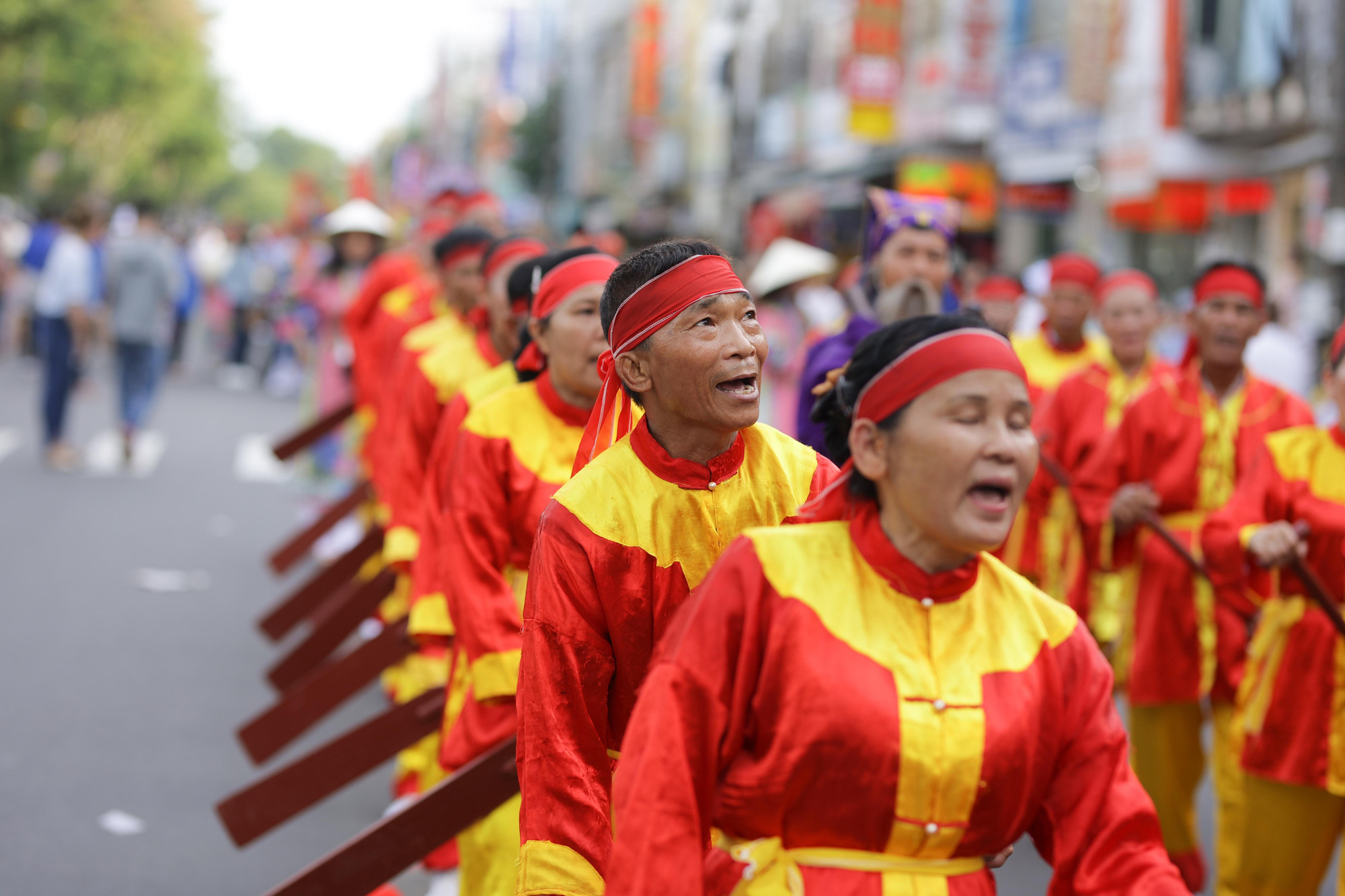 Lễ bà Tơ gắn với hội hát Bả trạo đặc sắc của ngư dân, nhằm cầu cho trời yên biển lặng, tôm cá đầy khoang. Ngày nay, hát Bả trạo đã trở thành di sản văn hóa phi vật thể quốc gia.