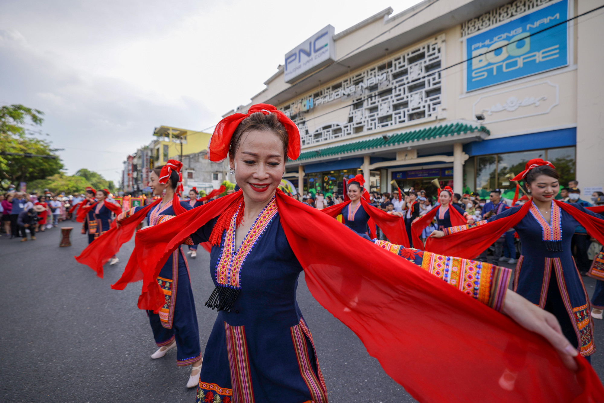 Sau 4 năm kể từ Festival Huế 2018, đường phố Huế lại rộn ràng âm sắc Việt, đầy ắp tiếng cười và lộng lẫy sắc màu trang phục truyền thống nhiều vùng miền anh em.