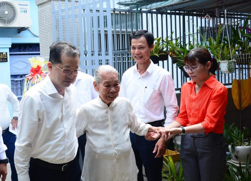 Bí thư Thành ủy Nguyễn Văn Quảng chia sẻ, tiếp xúc và lắng nghe nhiều ý kiến, phản ánh của cán bộ hưu trí, người dân. Bí thư Thành ủy Nguyễn Văn Quảng chia sẻ, tiếp xúc và lắng nghe nhiều ý kiến, phản ánh của cán bộ hưu trí, người dân.