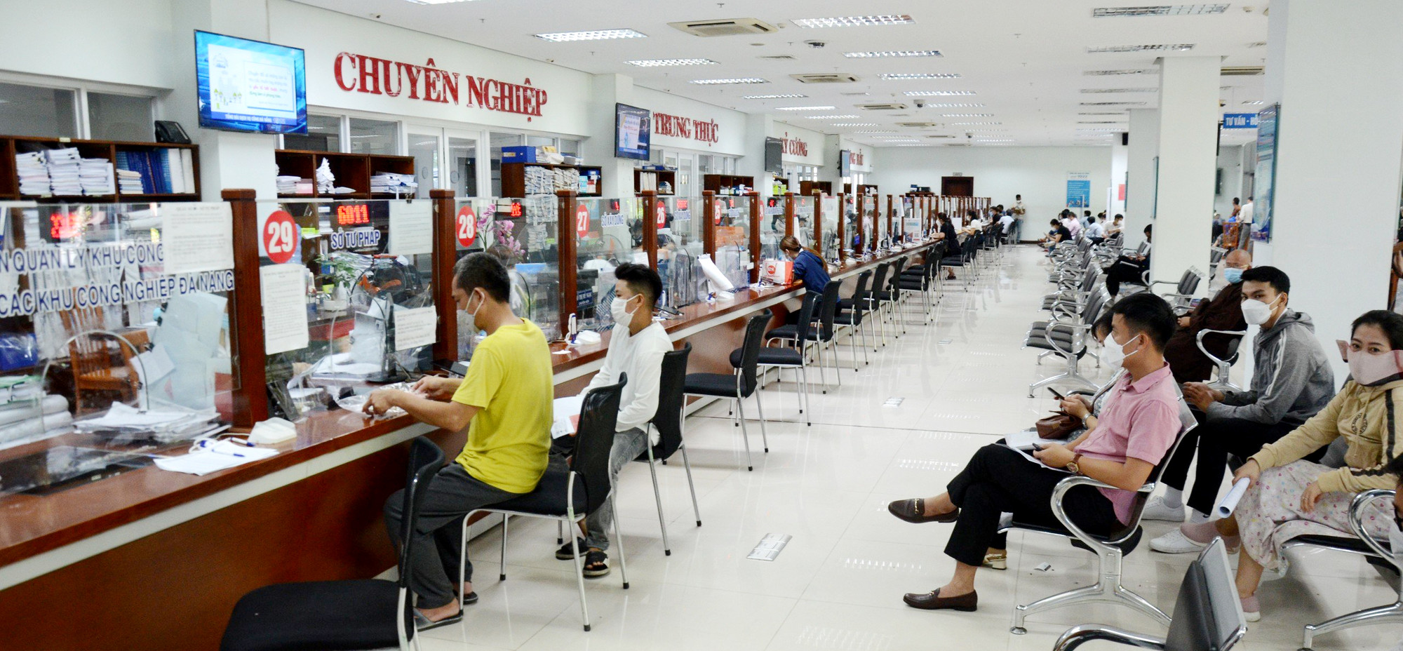 Cán bộ công chức làm việc tại Trung tâm hành chính TP Đà Nẵng. Cán bộ công chức làm việc tại Trung tâm hành chính TP Đà Nẵng.