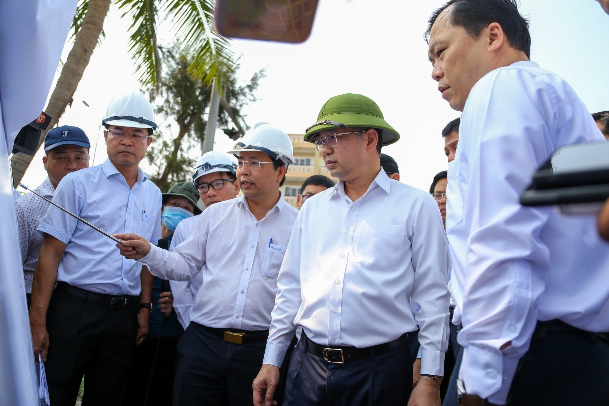 Bí thư Thành ủy Nguyễn Văn Quảng chia sẻ, tiếp xúc và lắng nghe nhiều ý kiến, phản ánh của cán bộ hưu trí, người dân. Bí thư Thành ủy Nguyễn Văn Quảng chia sẻ, tiếp xúc và lắng nghe nhiều ý kiến, phản ánh của cán bộ hưu trí, người dân.