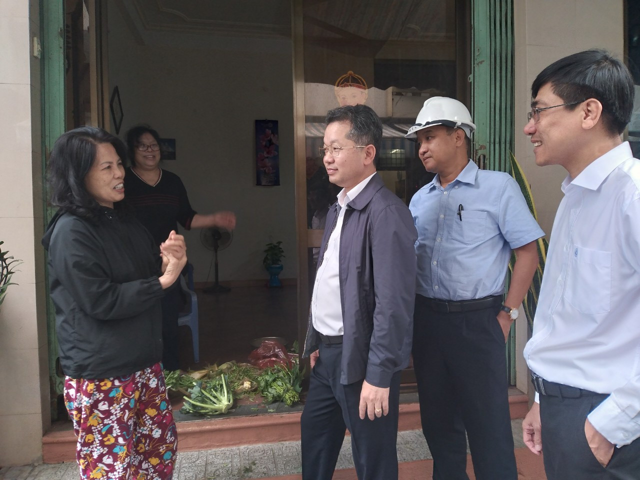 Bí thư Thành ủy Nguyễn Văn Quảng chia sẻ, tiếp xúc và lắng nghe nhiều ý kiến, phản ánh của cán bộ hưu trí, người dân. Bí thư Thành ủy Nguyễn Văn Quảng chia sẻ, tiếp xúc và lắng nghe nhiều ý kiến, phản ánh của cán bộ hưu trí, người dân.