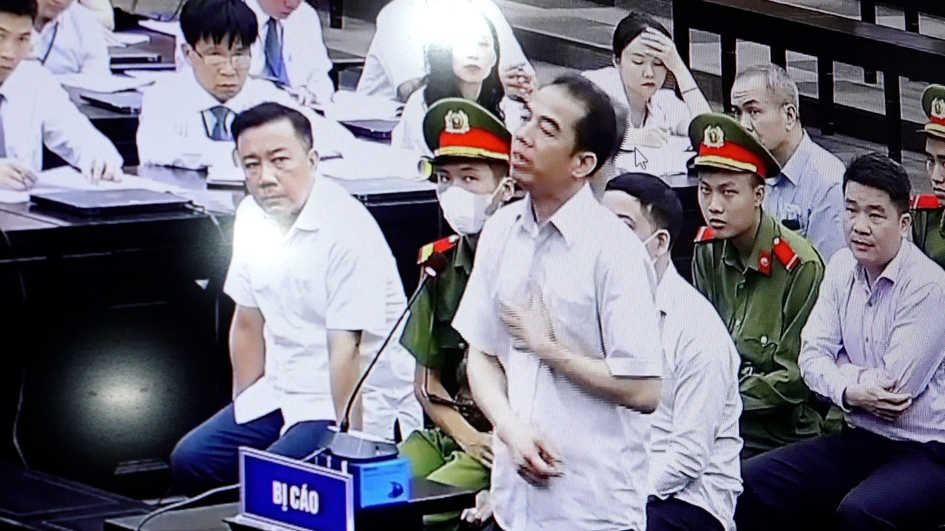 Các bị cáo trong vụ "chuyến bay giải cứu" tại phiên tòa: từ trên xuống Tô Anh Dũng, Trần Văn Tân, Nguyễn Văn Linh và Nguyễn Thị Thanh Hằng. Các bị cáo trong vụ "chuyến bay giải cứu" tại phiên tòa: từ trên xuống Tô Anh Dũng, Trần Văn Tân, Nguyễn Văn Linh và Nguyễn Thị Thanh Hằng.