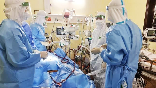 Trong bối cảnh đại dịch COVID-19 diễn ra phức tạp, các cán bộ, nhân viên y tế cùng lực lượng quân đội, công an và các lực lượng khác đã không quản ngại khó khăn, nguy hiểm lao vào tâm dịch để hỗ trợ, bảo vệ tính mạng và sức khỏe của người dân.