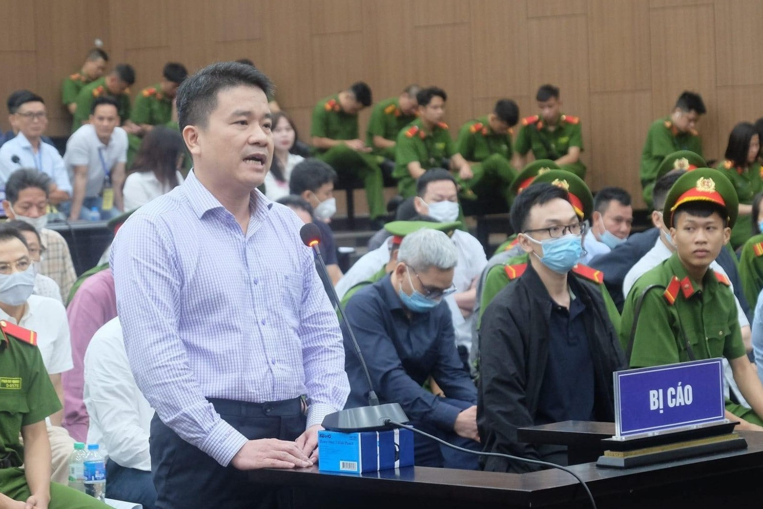 Các bị cáo trong vụ "chuyến bay giải cứu" tại phiên tòa: từ trên xuống Tô Anh Dũng, Trần Văn Tân, Nguyễn Văn Linh và Nguyễn Thị Thanh Hằng. Các bị cáo trong vụ "chuyến bay giải cứu" tại phiên tòa: từ trên xuống Tô Anh Dũng, Trần Văn Tân, Nguyễn Văn Linh và Nguyễn Thị Thanh Hằng.