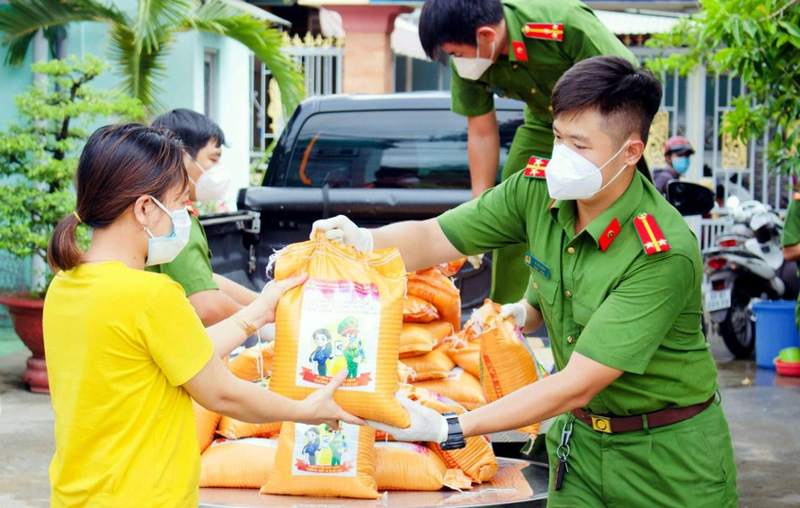 Trong bối cảnh đại dịch COVID-19 diễn ra phức tạp, các cán bộ, nhân viên y tế cùng lực lượng quân đội, công an và các lực lượng khác đã không quản ngại khó khăn, nguy hiểm lao vào tâm dịch để hỗ trợ, bảo vệ tính mạng và sức khỏe của người dân.