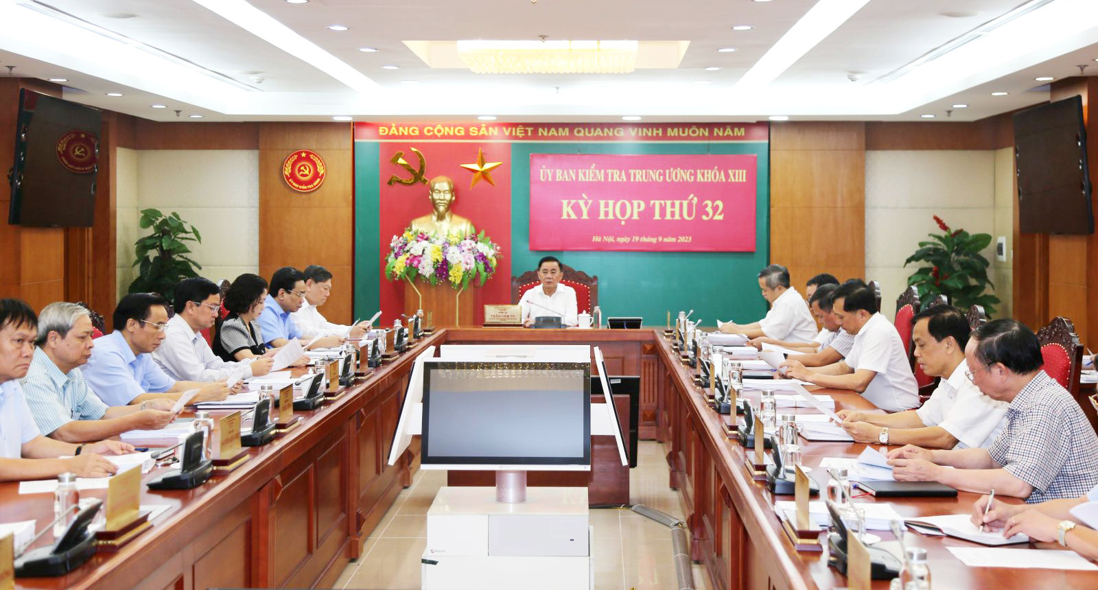 Từ đầu nhiệm kỳ đến nay, Ủy ban Kiểm tra Trung ương đã phát huy vai trò quan trọng trong công tác kiểm tra, giám sát, ngăn ngừa và xử lý nghiêm các trường hợp vi phạm Từ đầu nhiệm kỳ đến nay, Ủy ban Kiểm tra Trung ương đã phát huy vai trò quan trọng trong công tác kiểm tra, giám sát, ngăn ngừa và xử lý nghiêm các trường hợp vi phạm