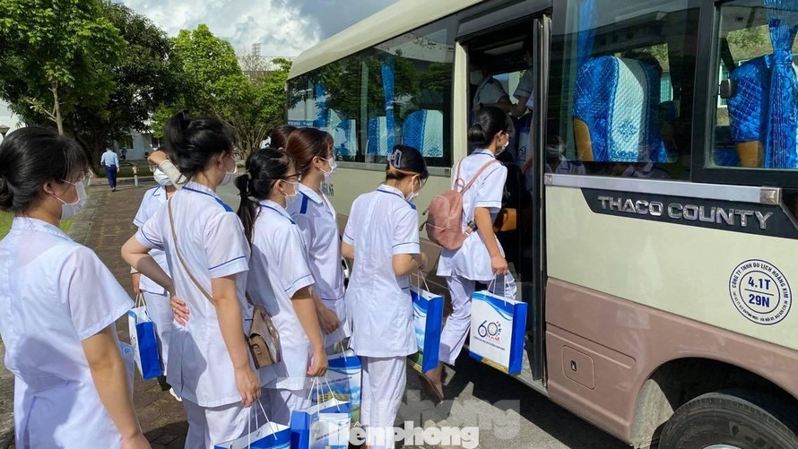 Trong bối cảnh đại dịch COVID-19 diễn ra phức tạp, các cán bộ, nhân viên y tế cùng lực lượng quân đội, công an và các lực lượng khác đã không quản ngại khó khăn, nguy hiểm lao vào tâm dịch để hỗ trợ, bảo vệ tính mạng và sức khỏe của người dân.