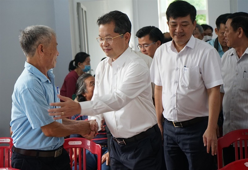 Bí thư Thành ủy Nguyễn Văn Quảng chia sẻ, tiếp xúc và lắng nghe nhiều ý kiến, phản ánh của cán bộ hưu trí, người dân. Bí thư Thành ủy Nguyễn Văn Quảng chia sẻ, tiếp xúc và lắng nghe nhiều ý kiến, phản ánh của cán bộ hưu trí, người dân.