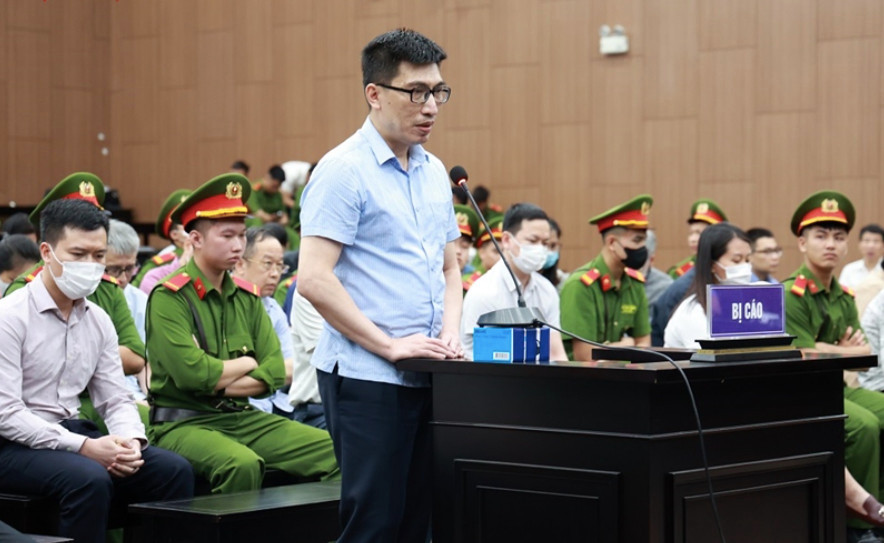 Các bị cáo trong vụ "chuyến bay giải cứu" tại phiên tòa: từ trên xuống Tô Anh Dũng, Trần Văn Tân, Nguyễn Văn Linh và Nguyễn Thị Thanh Hằng. Các bị cáo trong vụ "chuyến bay giải cứu" tại phiên tòa: từ trên xuống Tô Anh Dũng, Trần Văn Tân, Nguyễn Văn Linh và Nguyễn Thị Thanh Hằng.