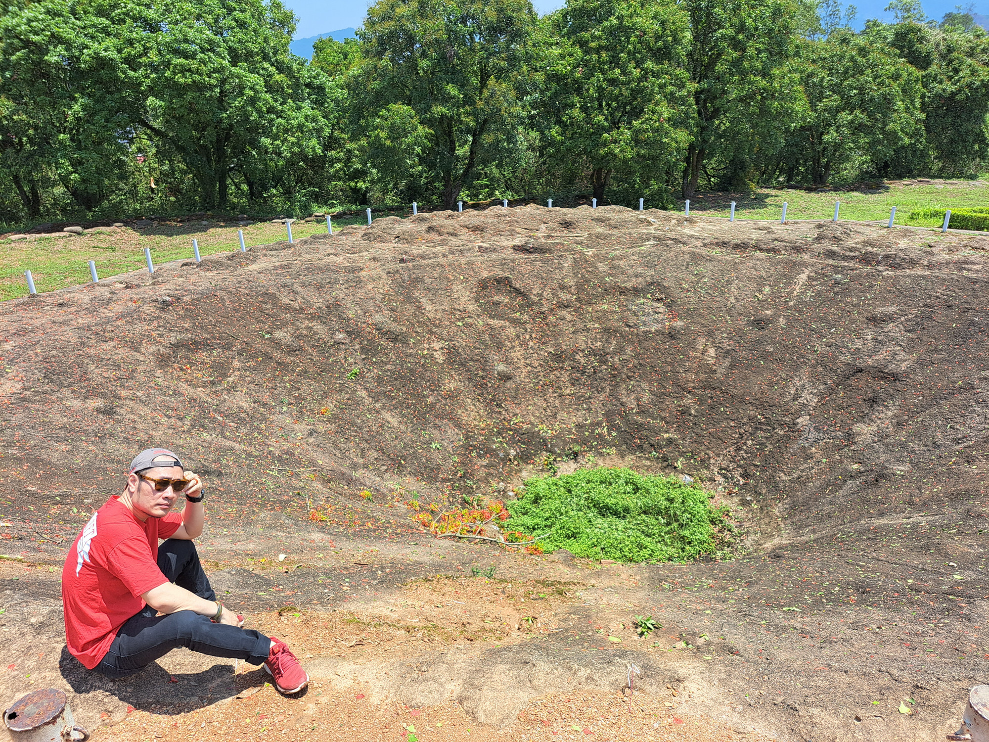 Dấu tích hố bộc phá trên đồi A1. Ảnh: Lương Anh Dấu tích hố bộc phá trên đồi A1. Ảnh: Lương Anh