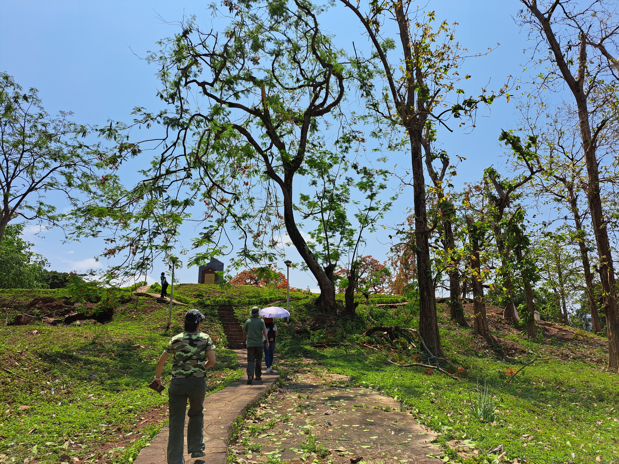 Đường lên đồi A1 sáng 29/4. Ảnh: N.M.HÀ Đường lên đồi A1 sáng 29/4. Ảnh: N.M.HÀ