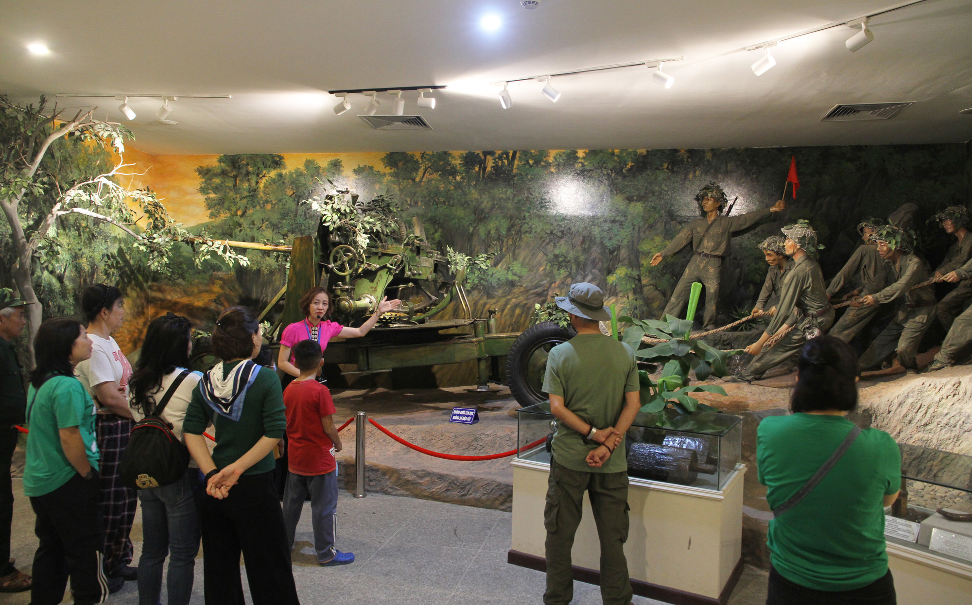 Phục dựng cảnh kéo pháo trong bảo tàng Chiến Thắng Điện Biên Phủ. Ảnh: N.M.Hà Phục dựng cảnh kéo pháo trong bảo tàng Chiến Thắng Điện Biên Phủ. Ảnh: N.M.Hà
