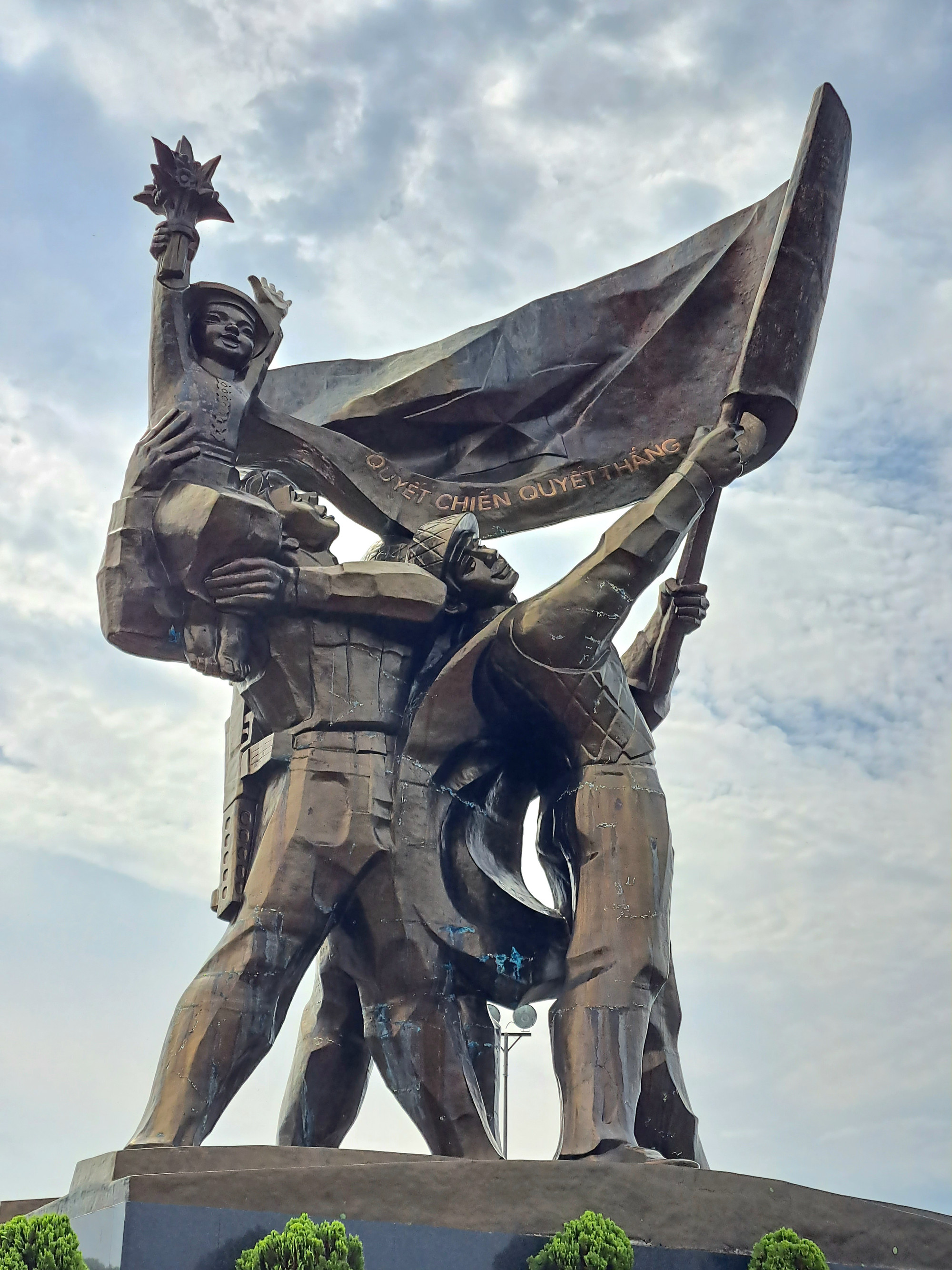 Tượng đài Chiến thắng Điện Biên Phủ quan sát bằng mặt thường sẽ khó thấy hết chi tiết. Ảnh: N.M.HÀ Tượng đài Chiến thắng Điện Biên Phủ quan sát bằng mặt thường sẽ khó thấy hết chi tiết. Ảnh: N.M.HÀ