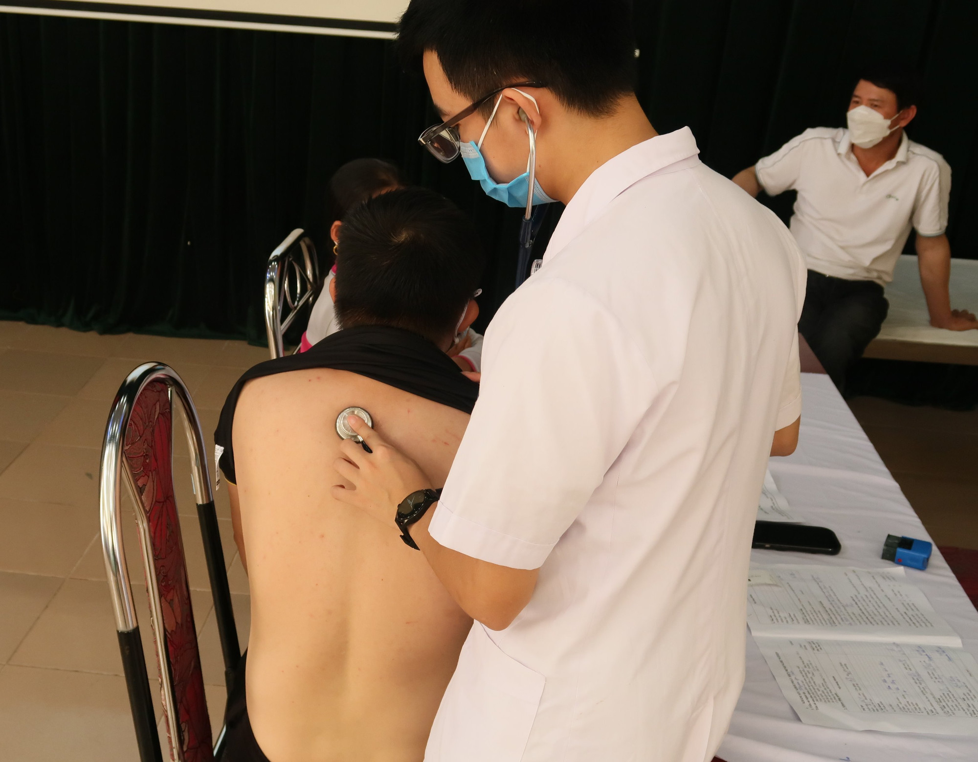 Bác sĩ khám phổi để đánh giá bệnh nghề nghiệp và mức suy giảm khả năng lao động