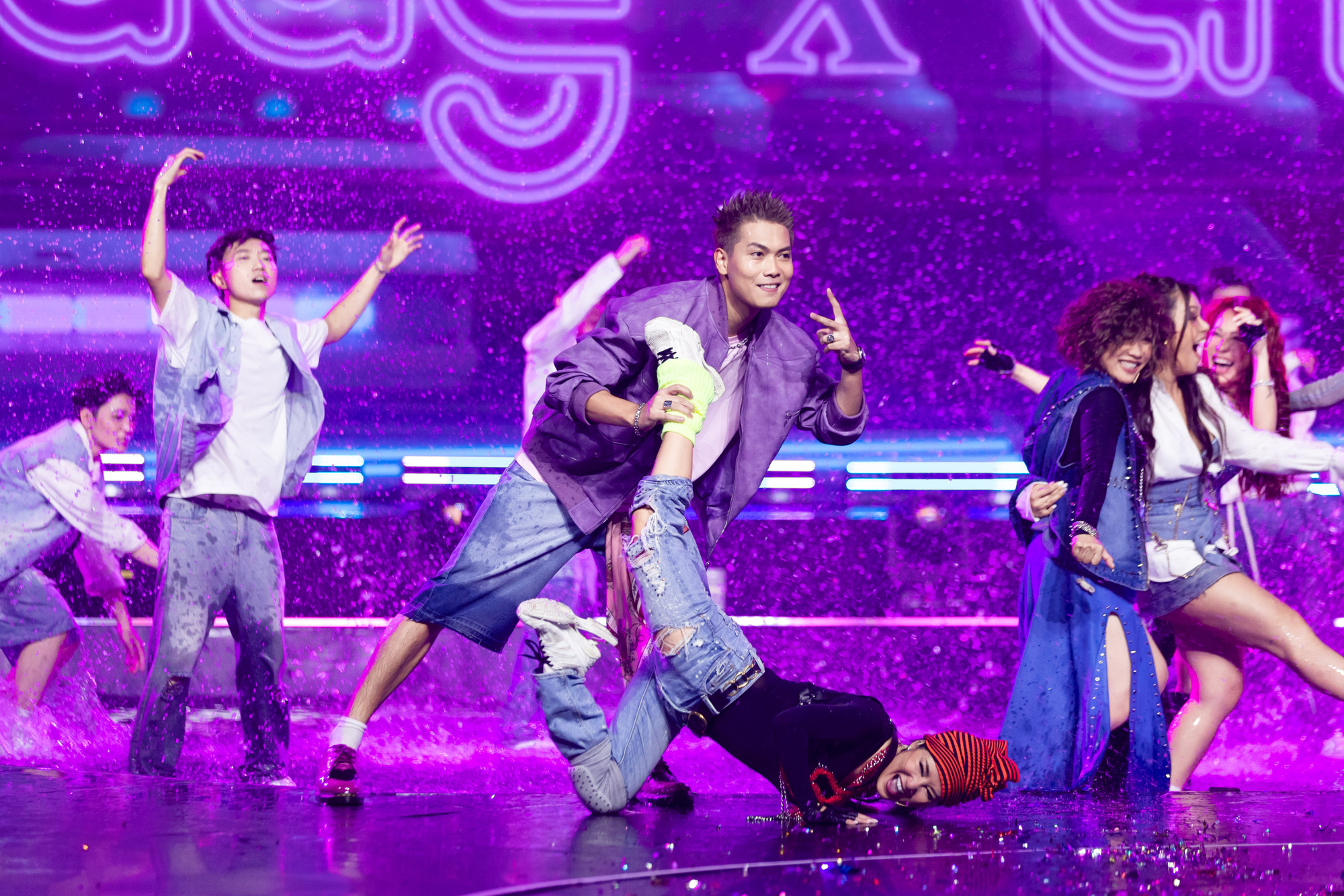 Hồng Nhung phối hợp cùng Big Daddy. Hồng Nhung phối hợp cùng Big Daddy.