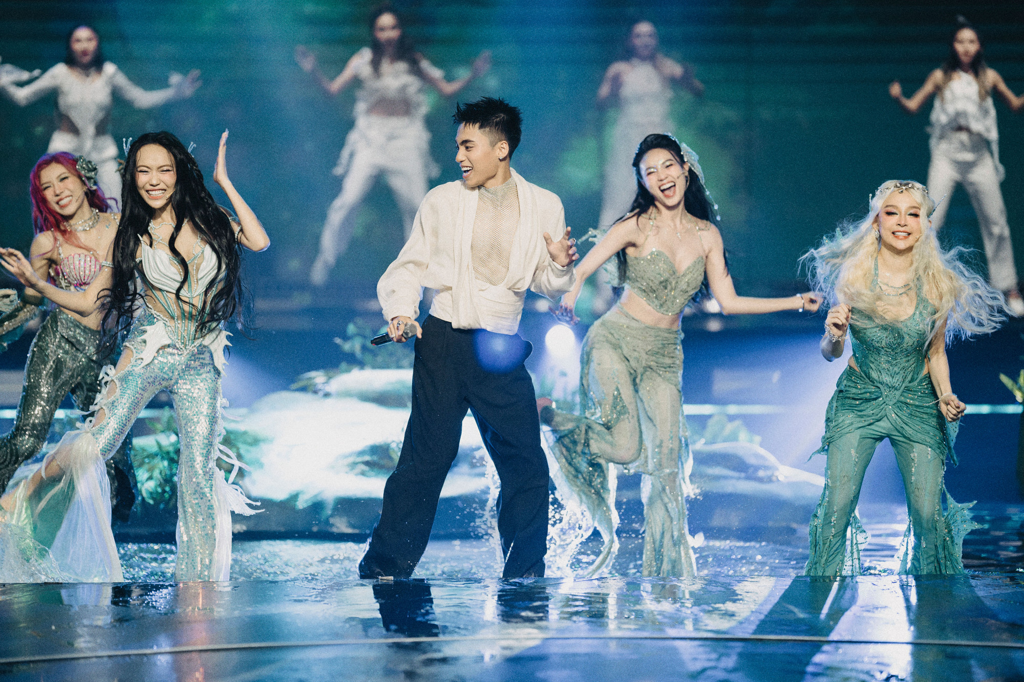 Cùng đội Thu Phương, Mono trình diễn Em xinh trên sân khấu Chị đẹp. Ảnh: BTC Cùng đội Thu Phương, Mono trình diễn Em xinh trên sân khấu Chị đẹp. Ảnh: BTC