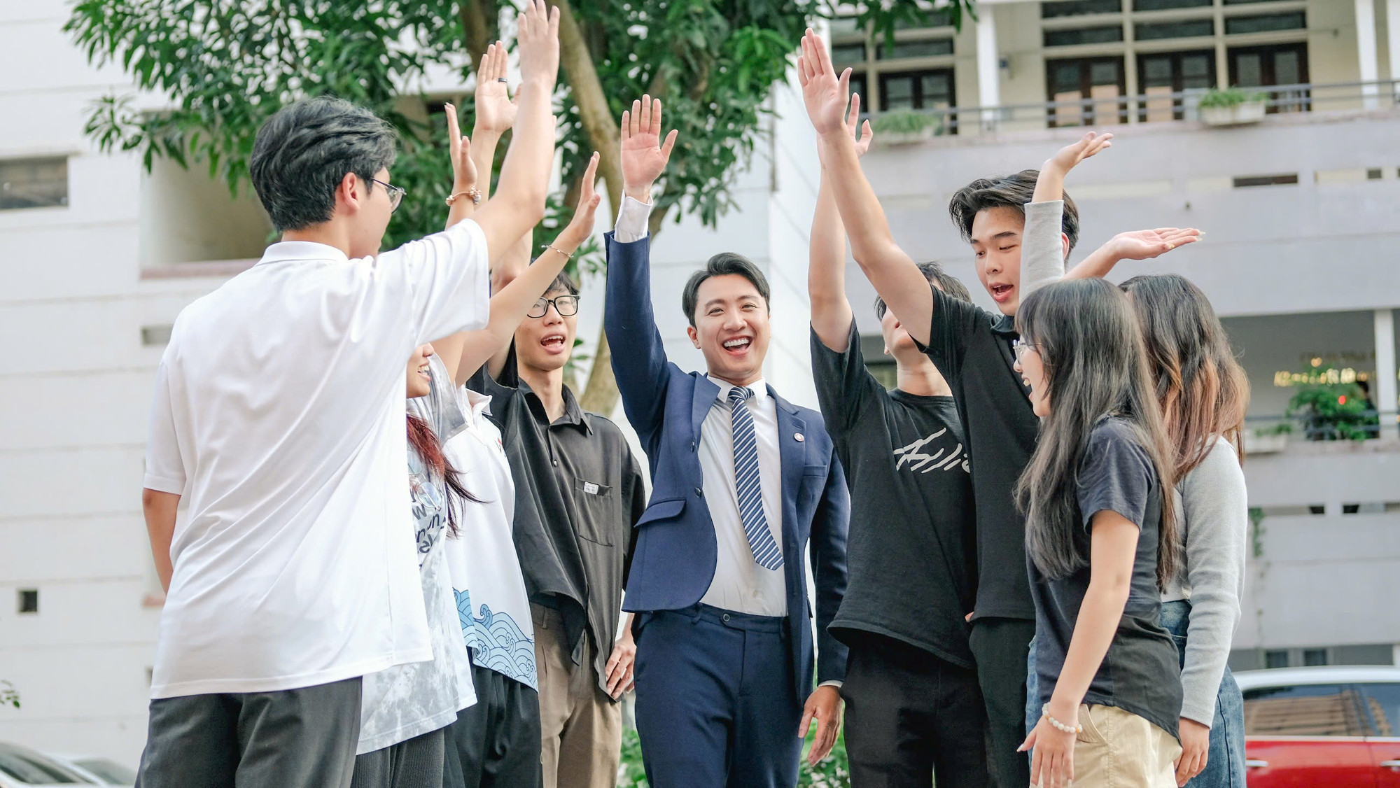 Tiến sĩ Hoàng Anh Duy từng đạt Giải Quán quân người dẫn chương trình truyền hình toàn quốc – Giải Én vàng 2009, được nhận nhiều bằng khen, chứng nhận từ các tổ chức uy tín trong nước và quốc tế. Tiến sĩ Hoàng Anh Duy từng đạt Giải Quán quân người dẫn chương trình truyền hình toàn quốc – Giải Én vàng 2009, được nhận nhiều bằng khen, chứng nhận từ các tổ chức uy tín trong nước và quốc tế.