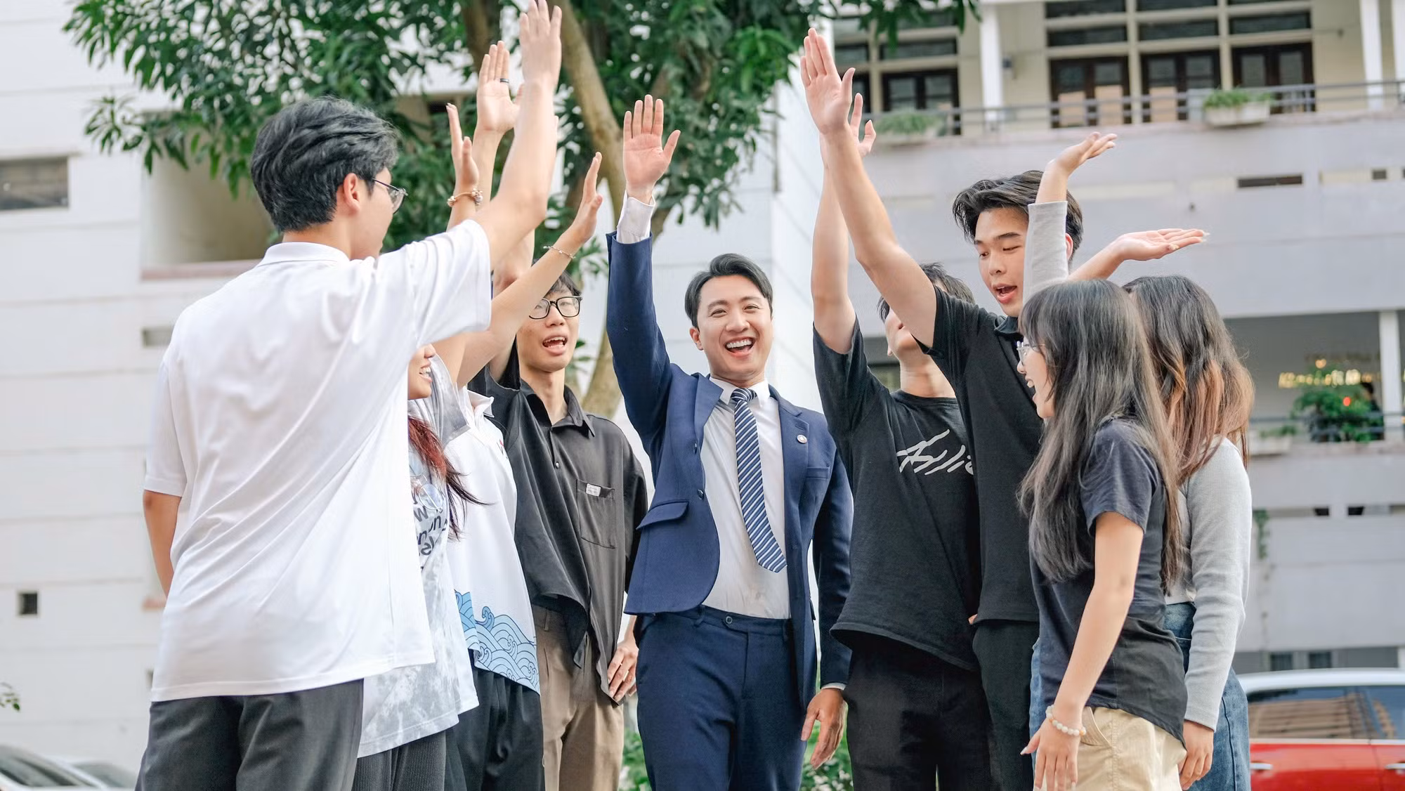 Tiến sĩ Hoàng Anh Duy từng đạt Giải Quán quân người dẫn chương trình truyền hình toàn quốc – Giải Én vàng 2009, được nhận nhiều bằng khen, chứng nhận từ các tổ chức uy tín trong nước và quốc tế.