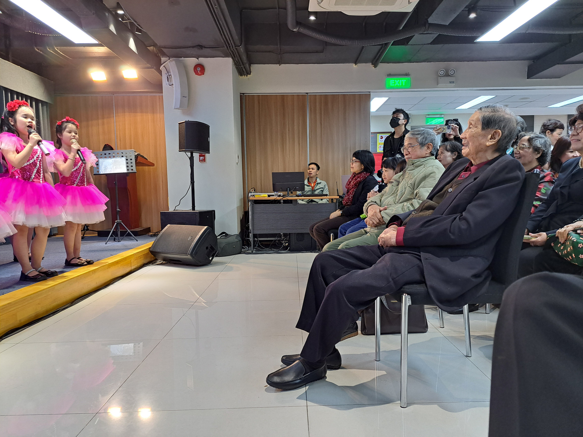 Nhạc sĩ Phạm Tuyên xem các cháu thiếu nhi thể hiện các sáng tác của mình. Ảnh: N.M.HÀ.